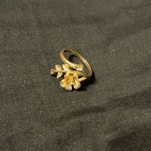 Jewelry - Size 10 Gold Floral Ring (Costume Jewelry)